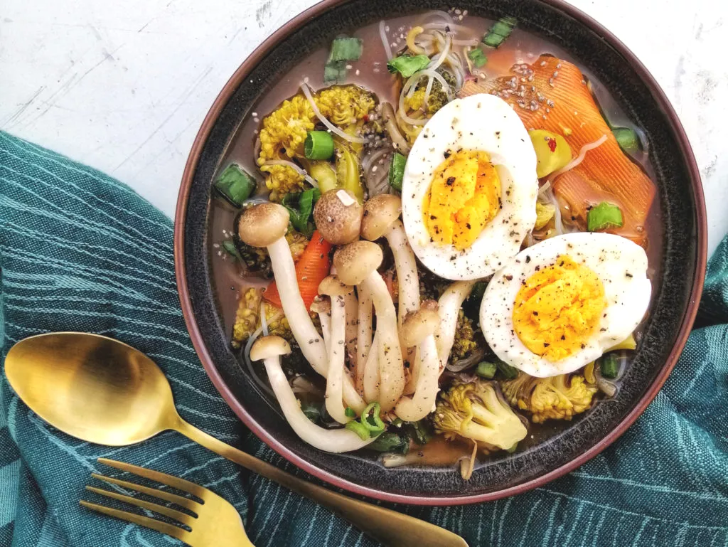 Japanse misosoep met broccoli, wortel en sojascheuten