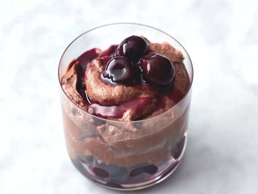 Chocolademousse met alcoholische kersen en pecannoten