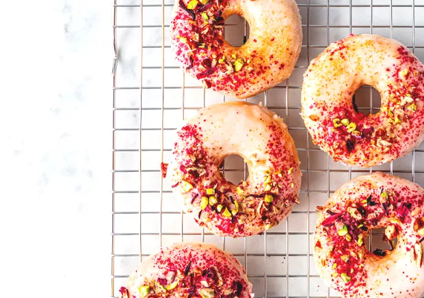 Donuts met pistachenoten en rozenblaadjes