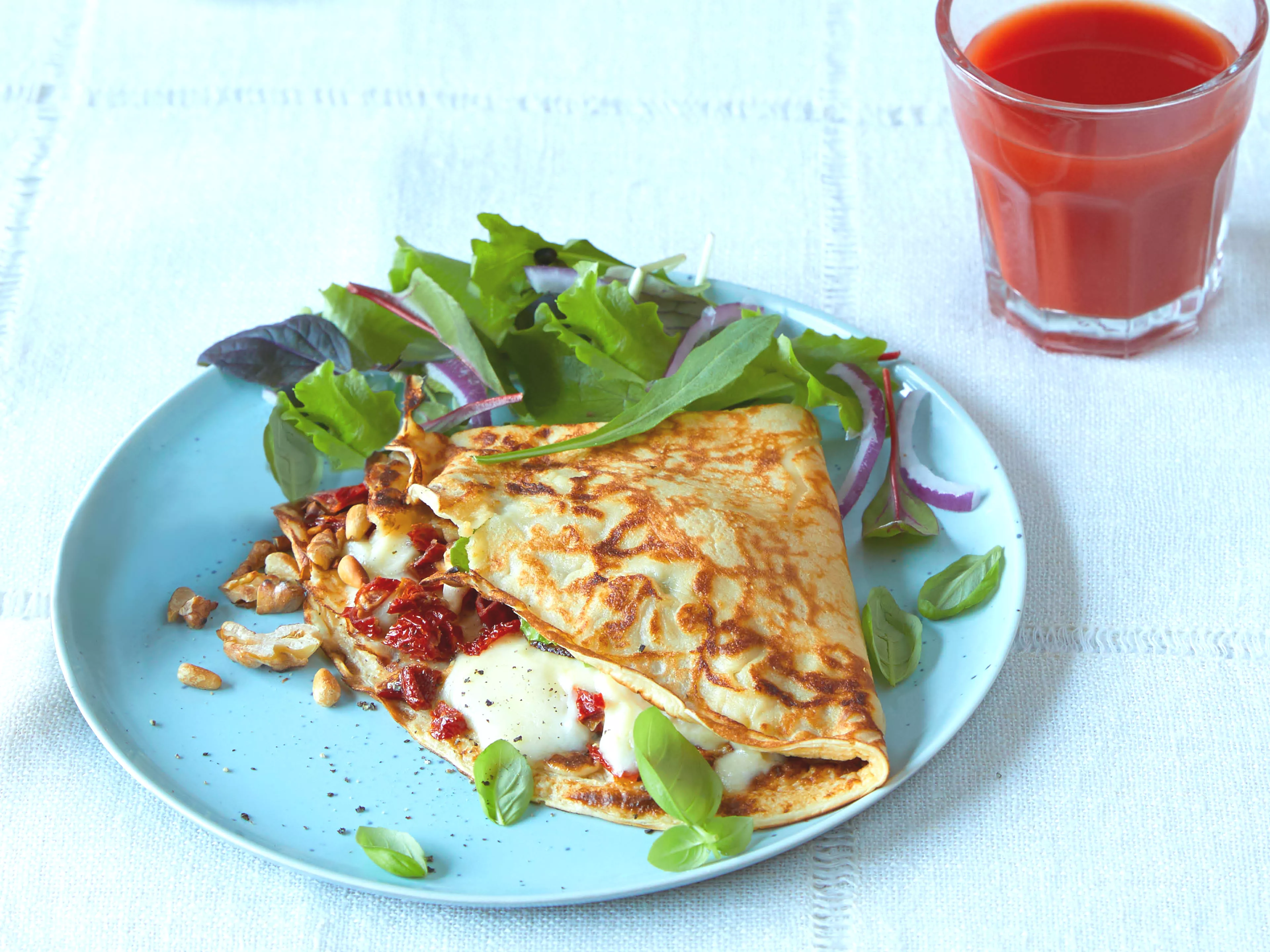 Hartige pannenkoeken met burrata en zongedroogde tomaten