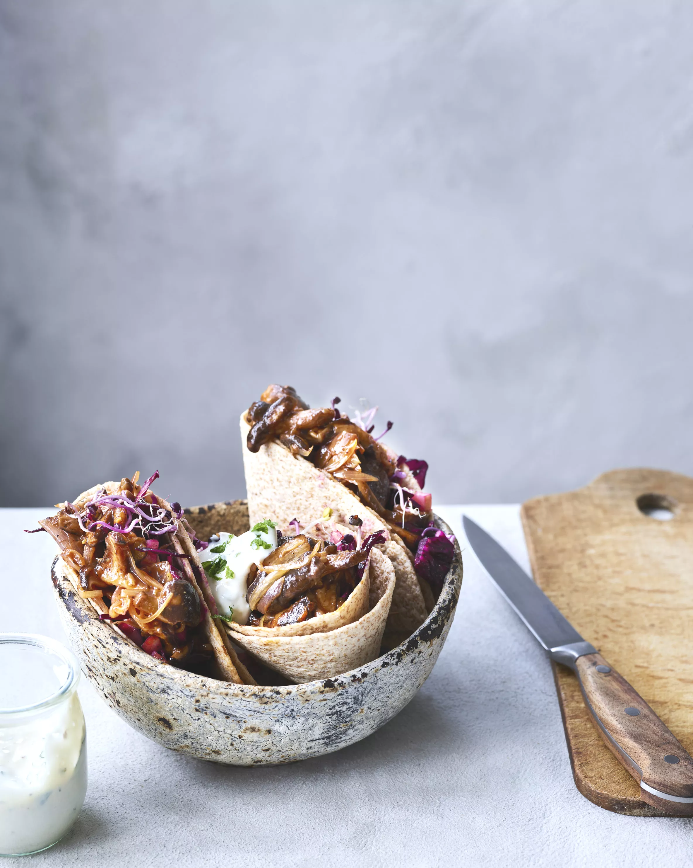 Wraps met pulled shiitakes met rodekoolsalade en muntsaus