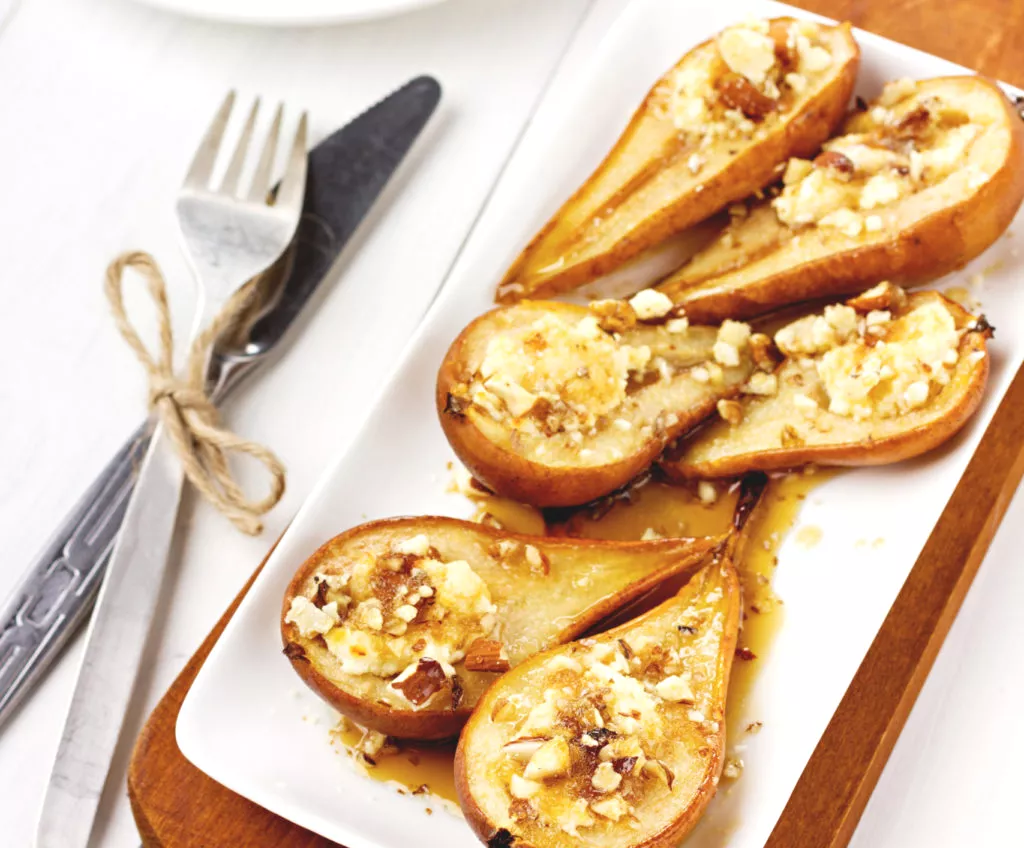 Warme peren met ricotta, noten en honing