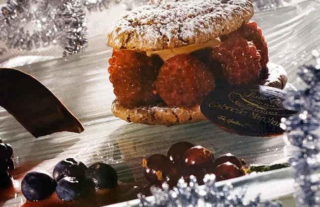 Macarons met frambozen, hazelnootvulling en karamelsaus