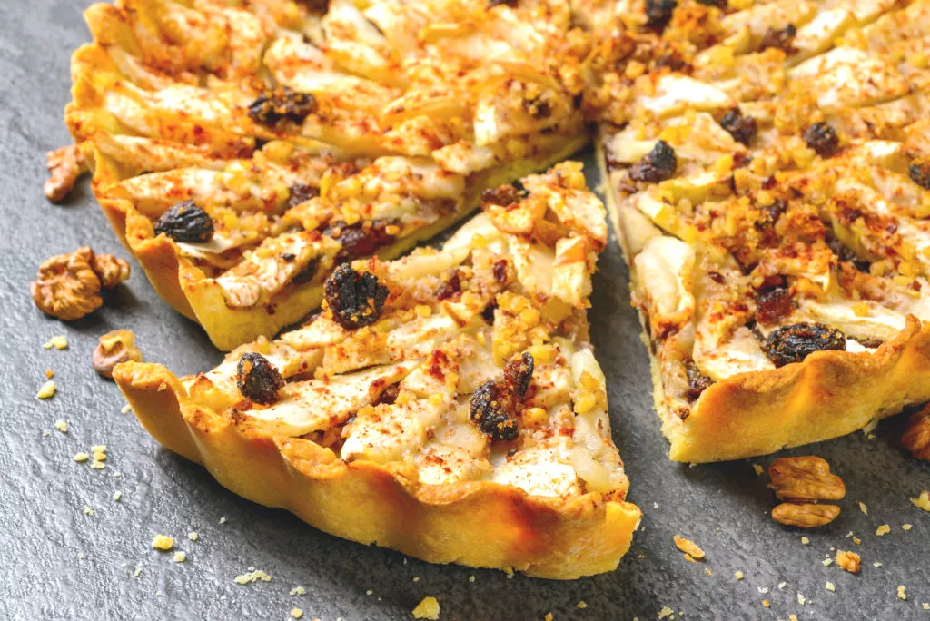 Appelgebak met krenten en gegrilde hazelnoten