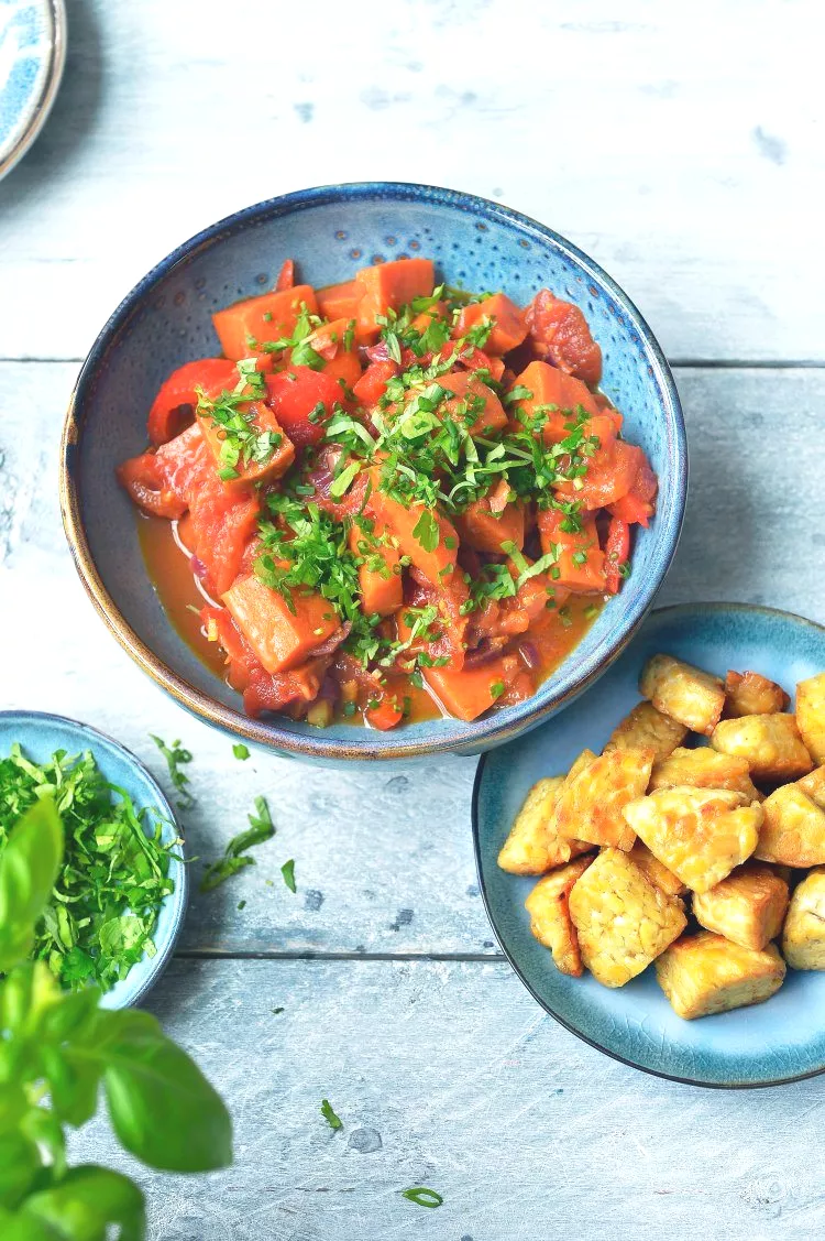 Indisch stoofpotje met zoete aardappel en tempeh