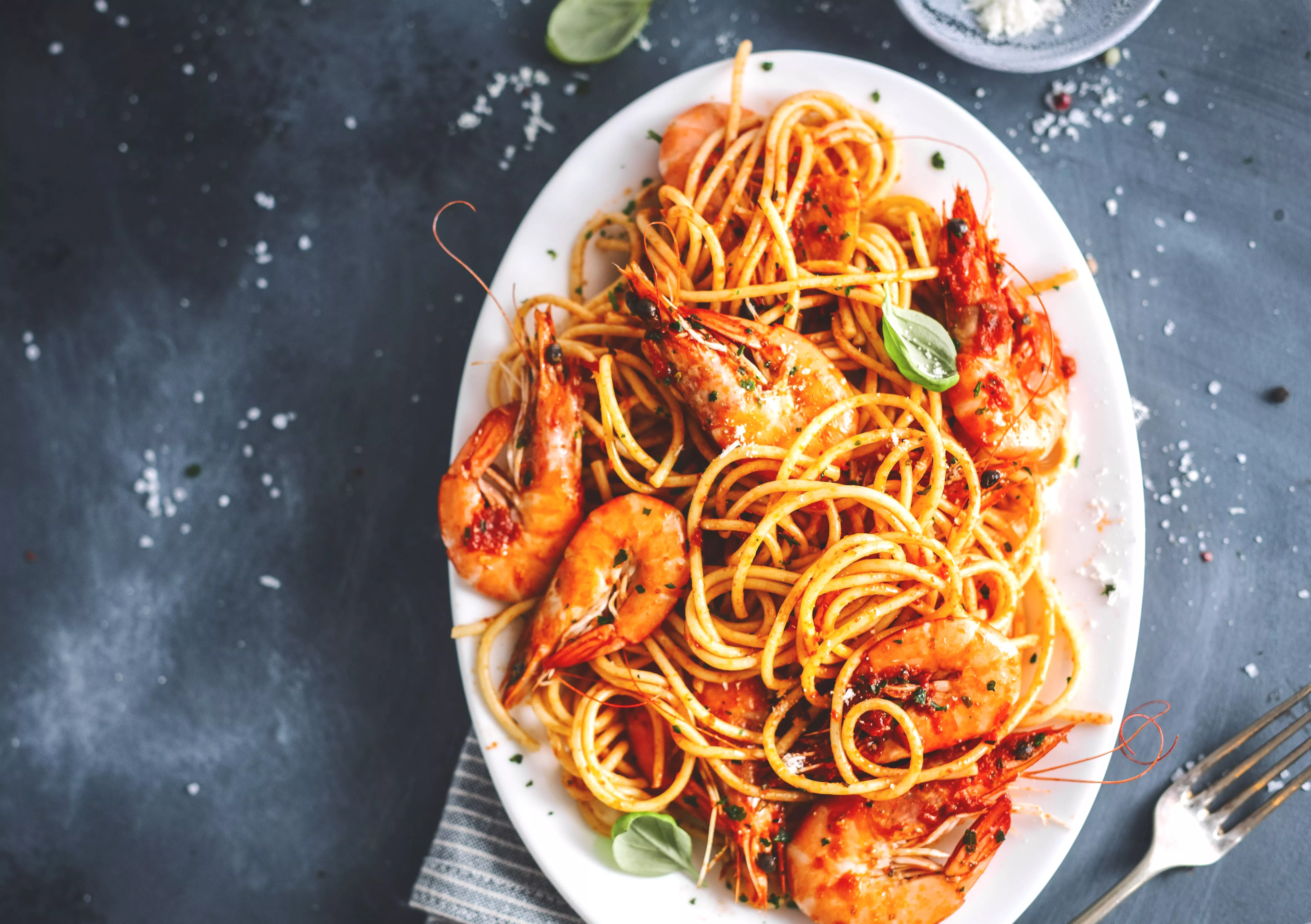 Pittige pasta met scampi en tomatenroomsaus