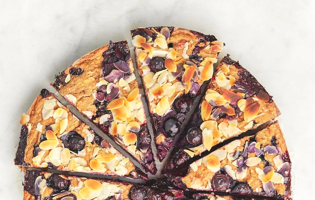 Vegan ontbijttaart met bramen en blauwe bessen