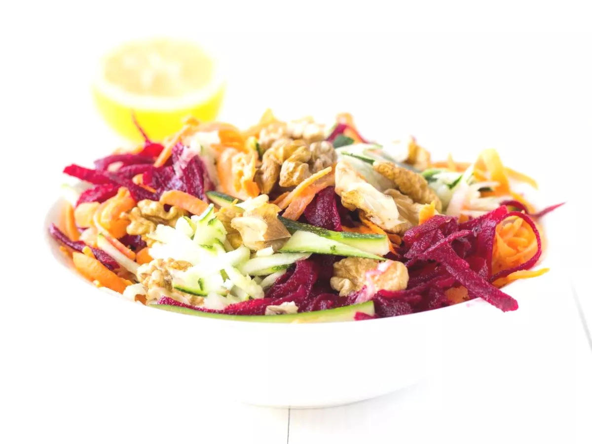 Snelle rauwkostsalade met dressing van tahin en citroensap