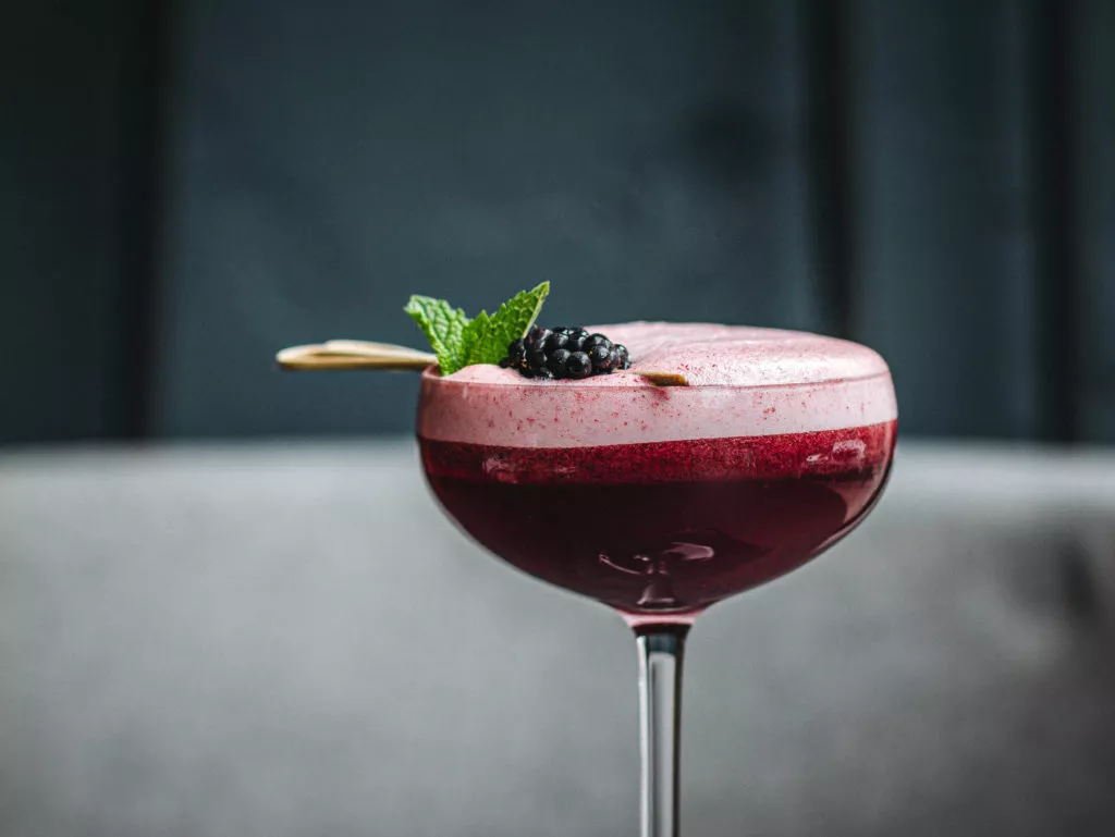 Een hartverwarmende cocktail met honing, gin & Liefmans Fruitesse