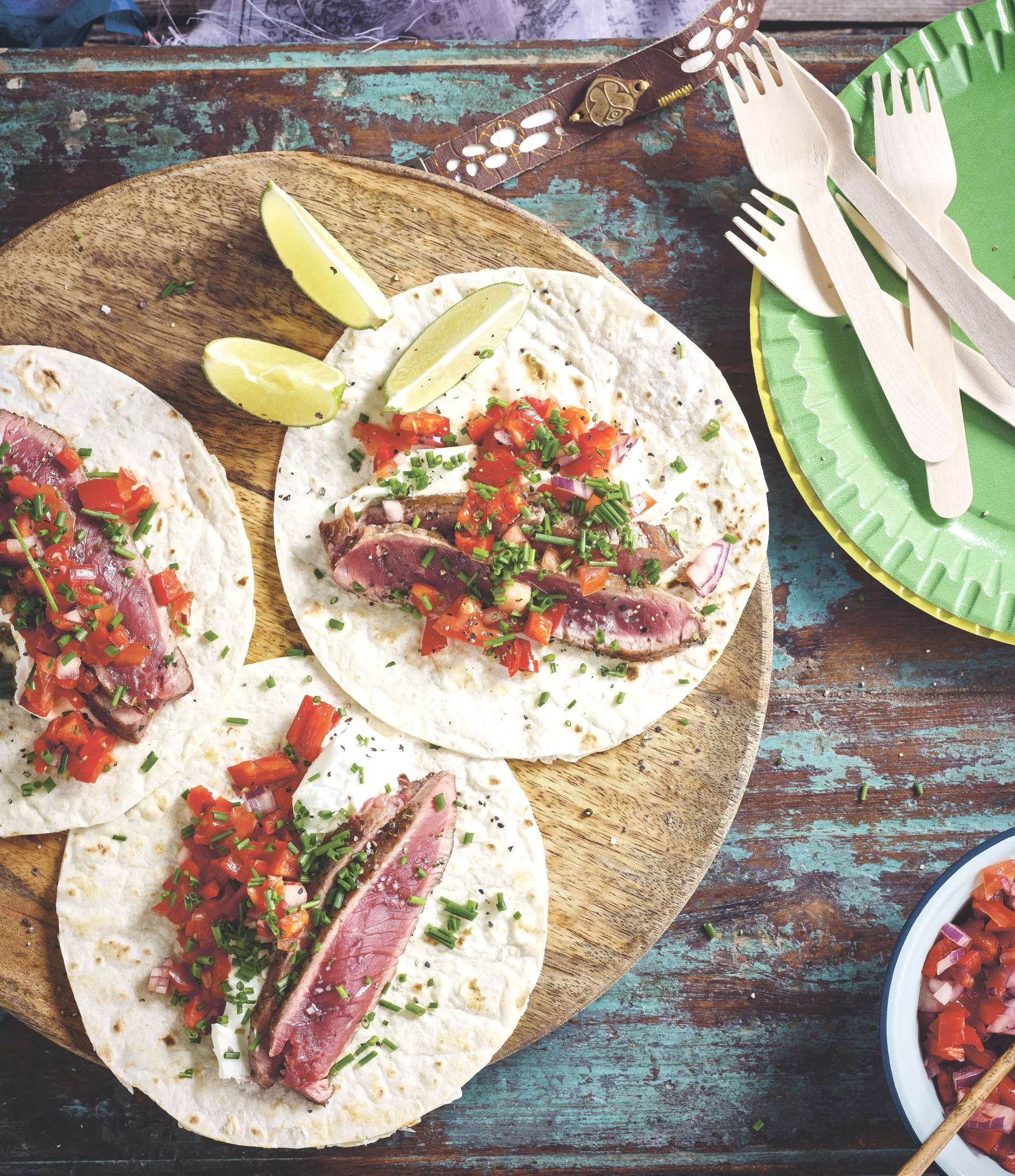 Tortilla met kortgebakken steak, burrata en salsa