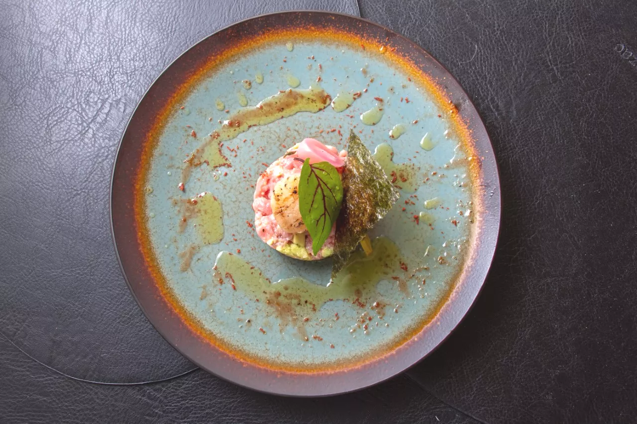Tartaar van kalfsvlees met nori, coquille en vinaigrette van tomaat