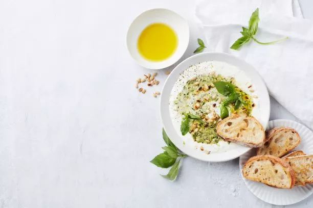Burrata-yoghurtdip met pesto