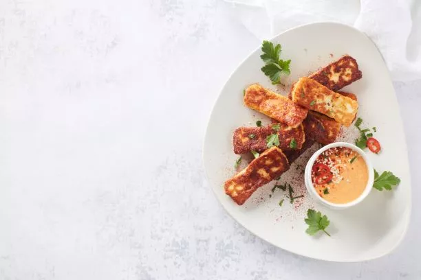 Berloumifrietjes met een zoete paprikadipsaus