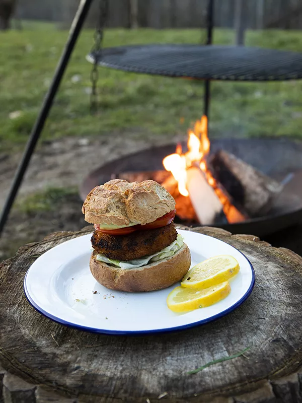 Gepaneerde kabeljauwburger met verse tartaarsaus