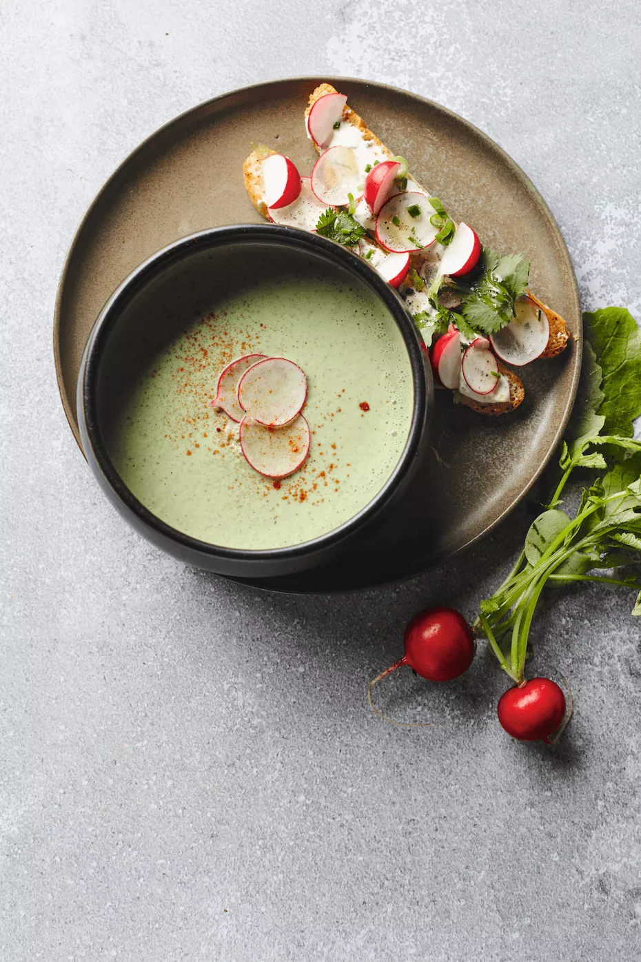 Gazpacho van komkommer met getoaste focaccia en zure room