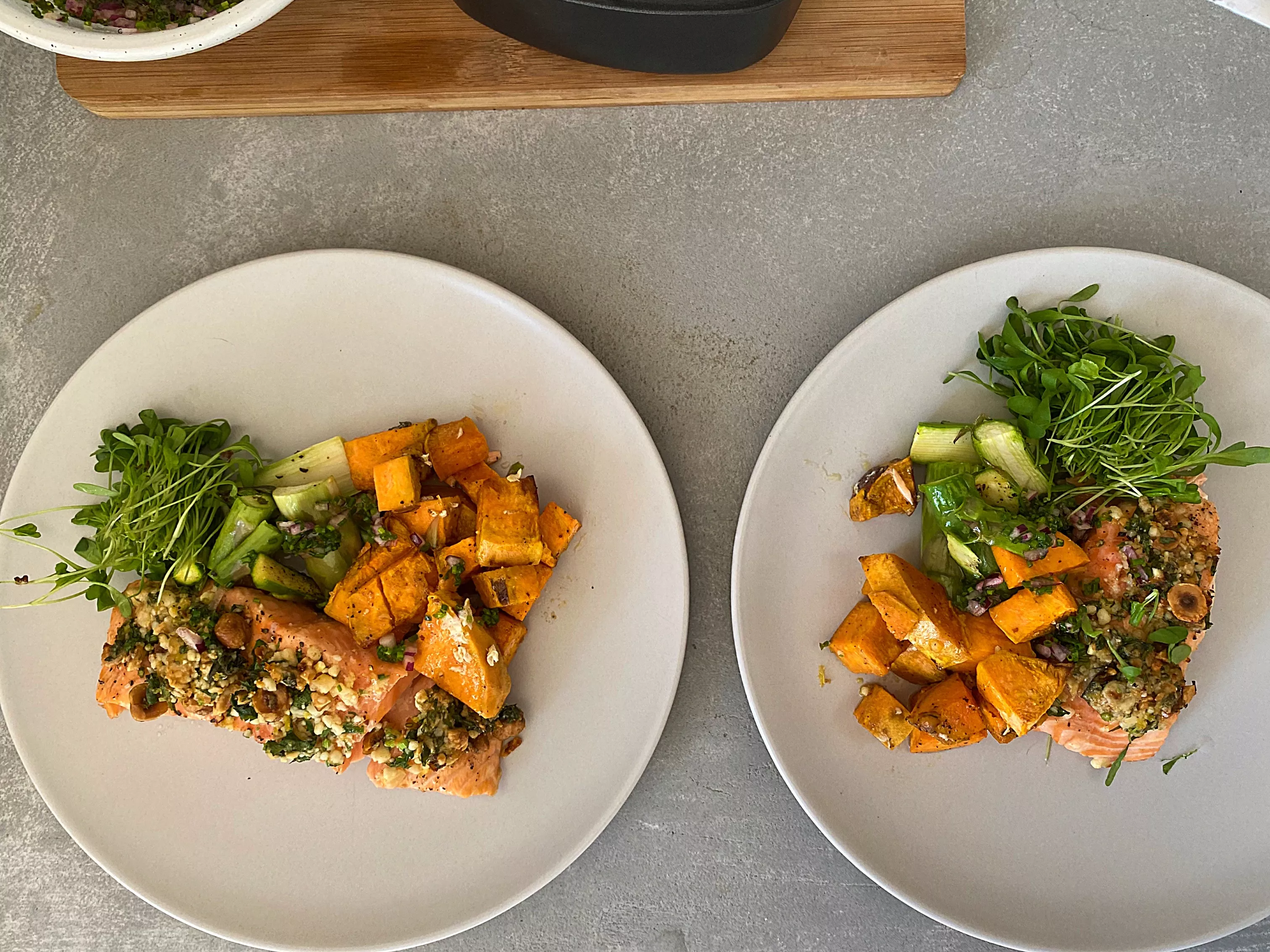 Zalm met parmezaan-kruidenkorst, asperges en zoete aardappel