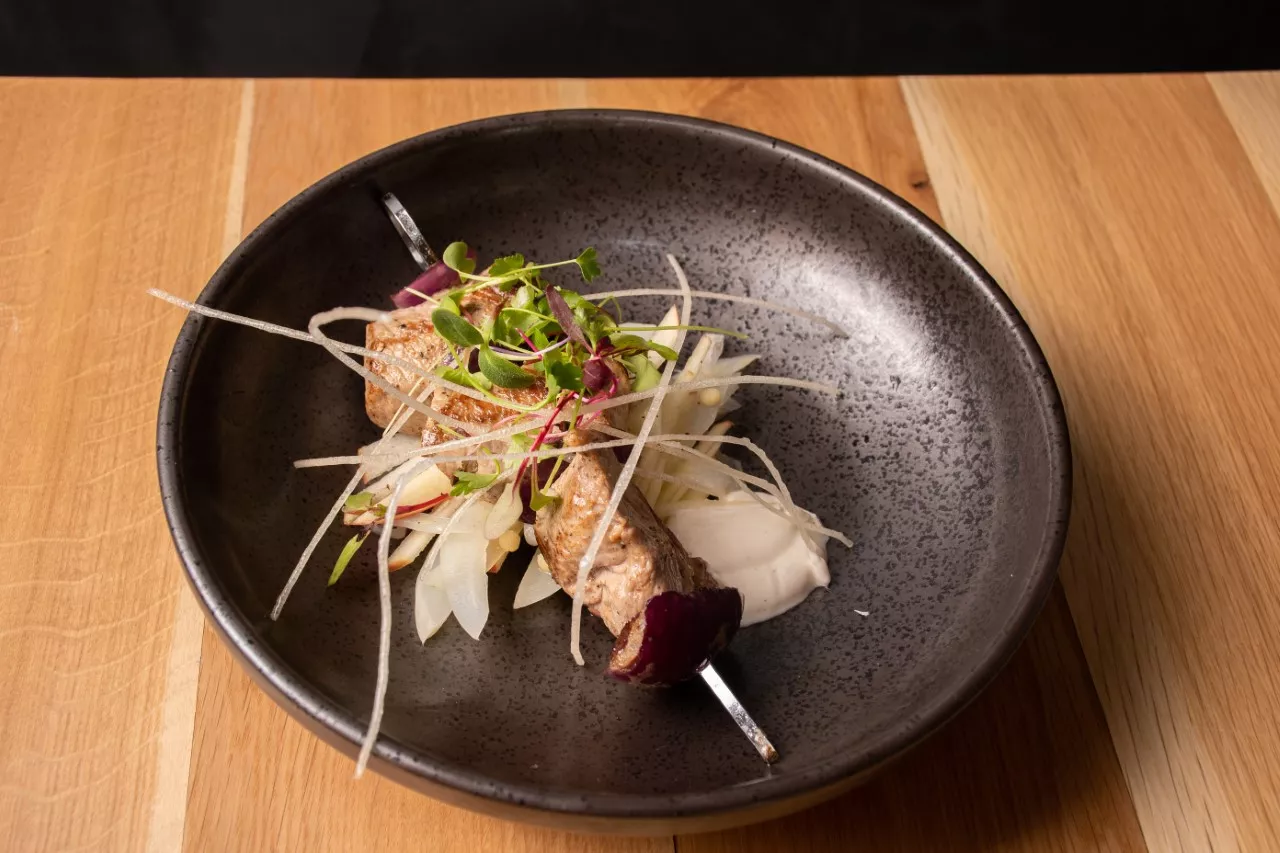 Kalfsvleesspies met yoghurt-mango dressing , gefrituurde rijstnoedels, salsa van venkel en pinklady