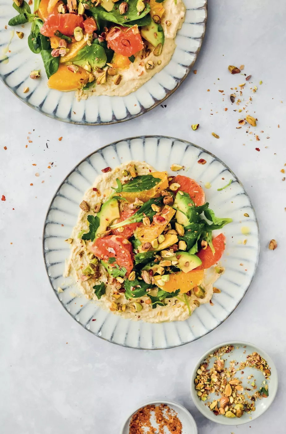 Romige hummus met citrusvruchten en avocado