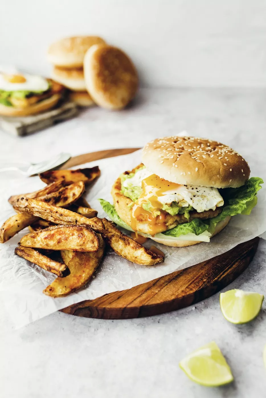 Kalkoen-krokant-burger met spiegelei en guacamole