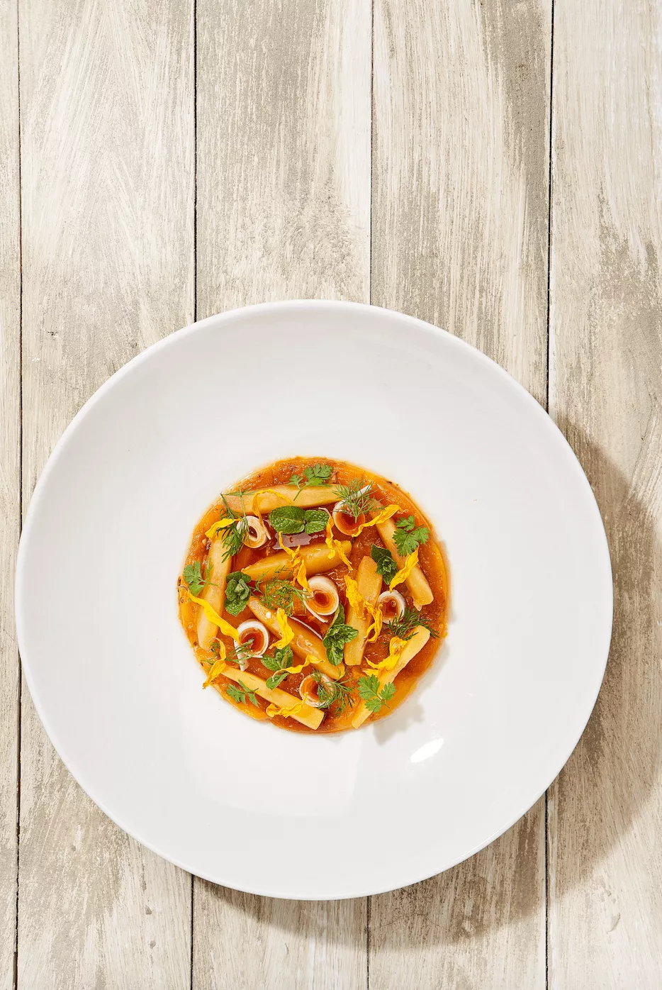 Gele paprika met perzik, venkel en barbarissasaus