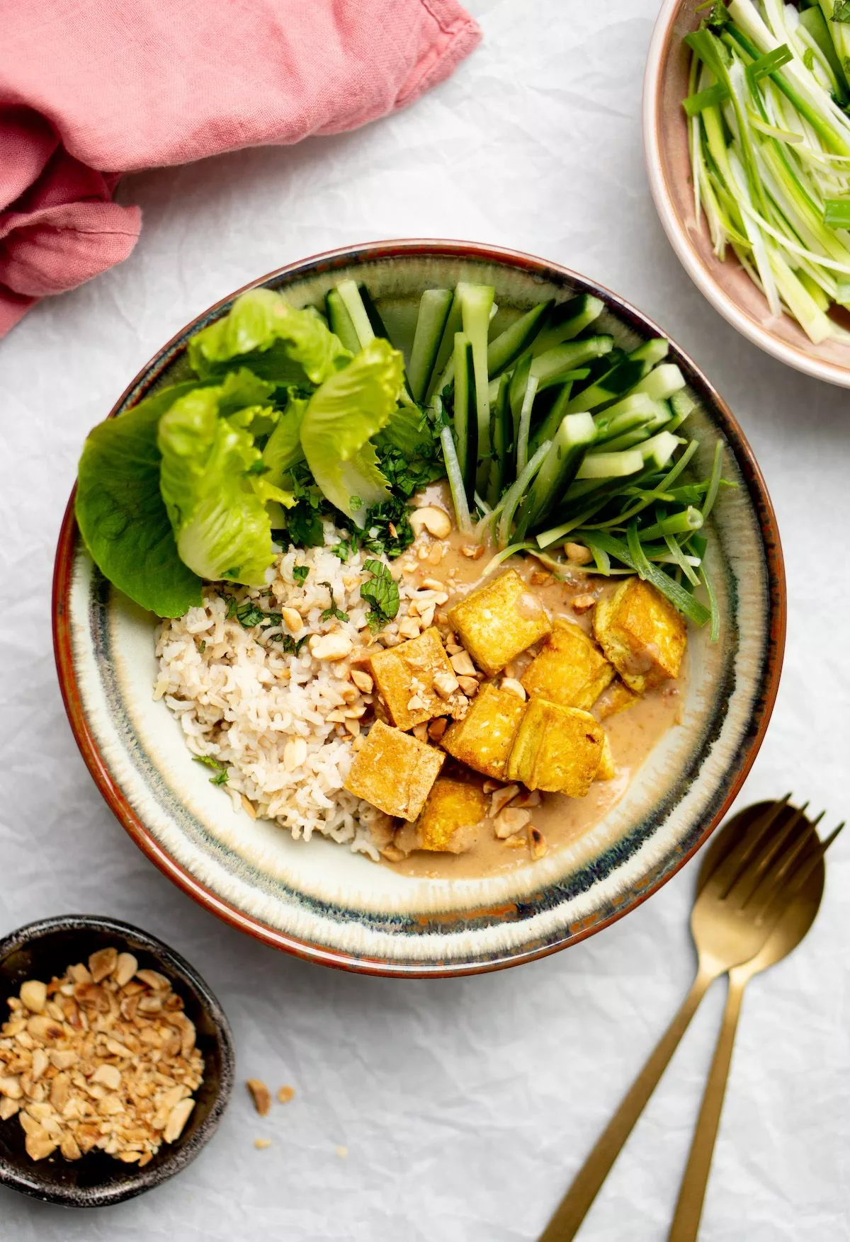 Thaise saté-bowl met krokante tofu