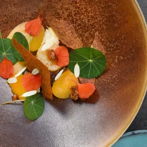 Kalfswang met chutney van wortel, sinaasappel, pompoen, goudsbloem & chips van wortel