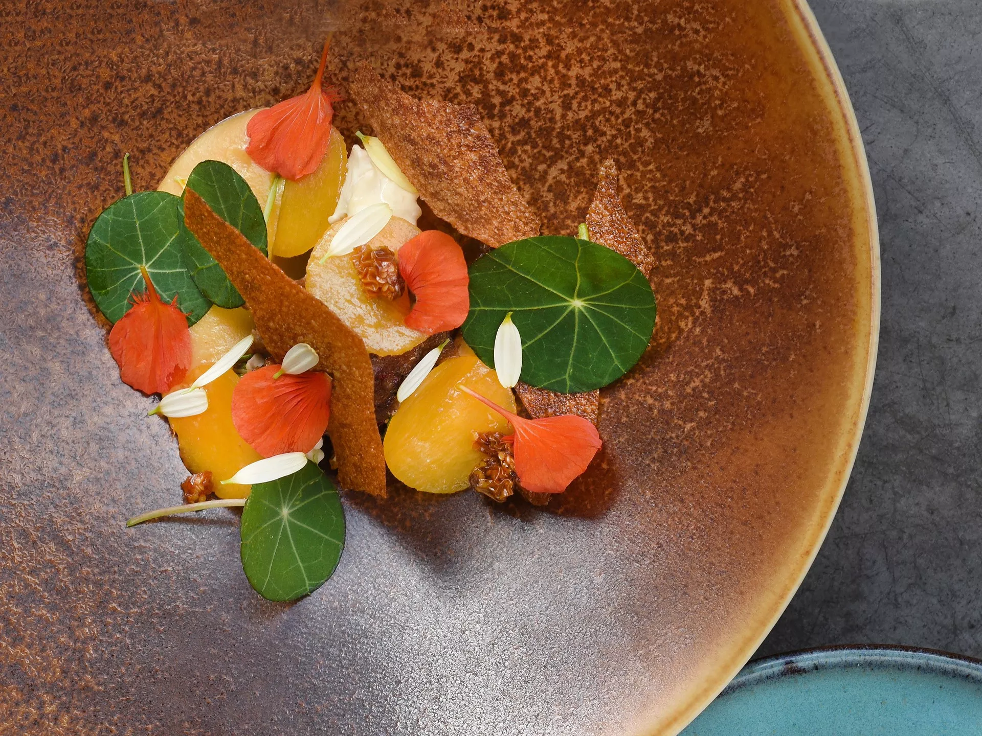 Kalfswang met chutney van wortel, sinaasappel, pompoen, goudsbloem & chips van wortel