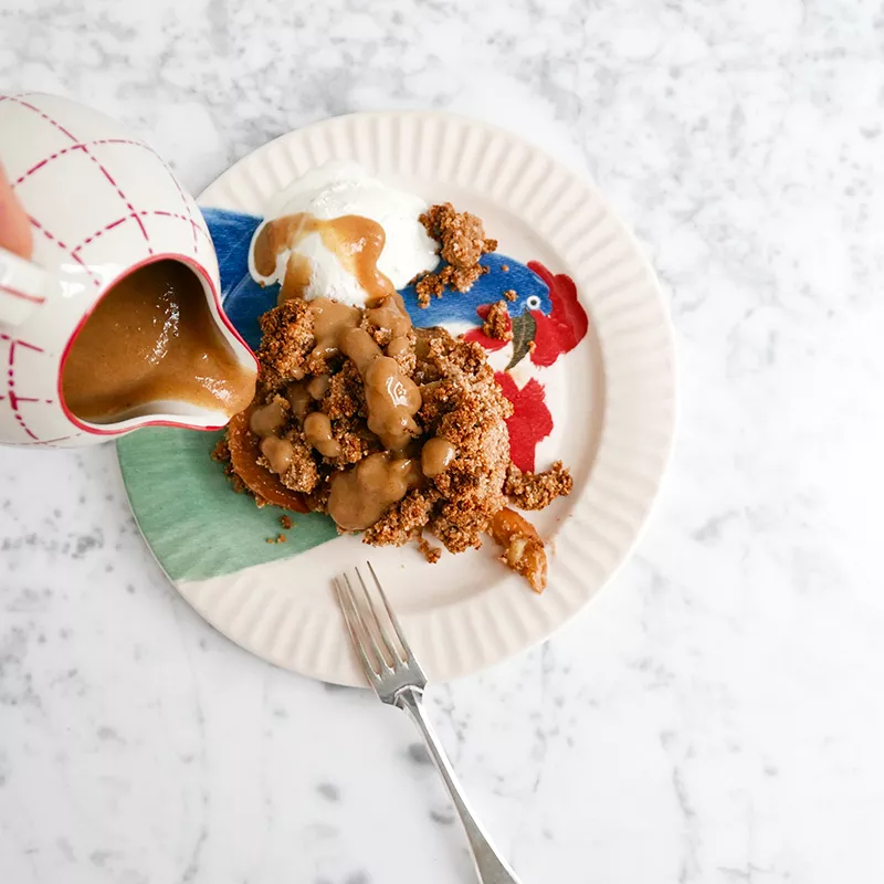 Peer-appelcrumble met zoute karamel