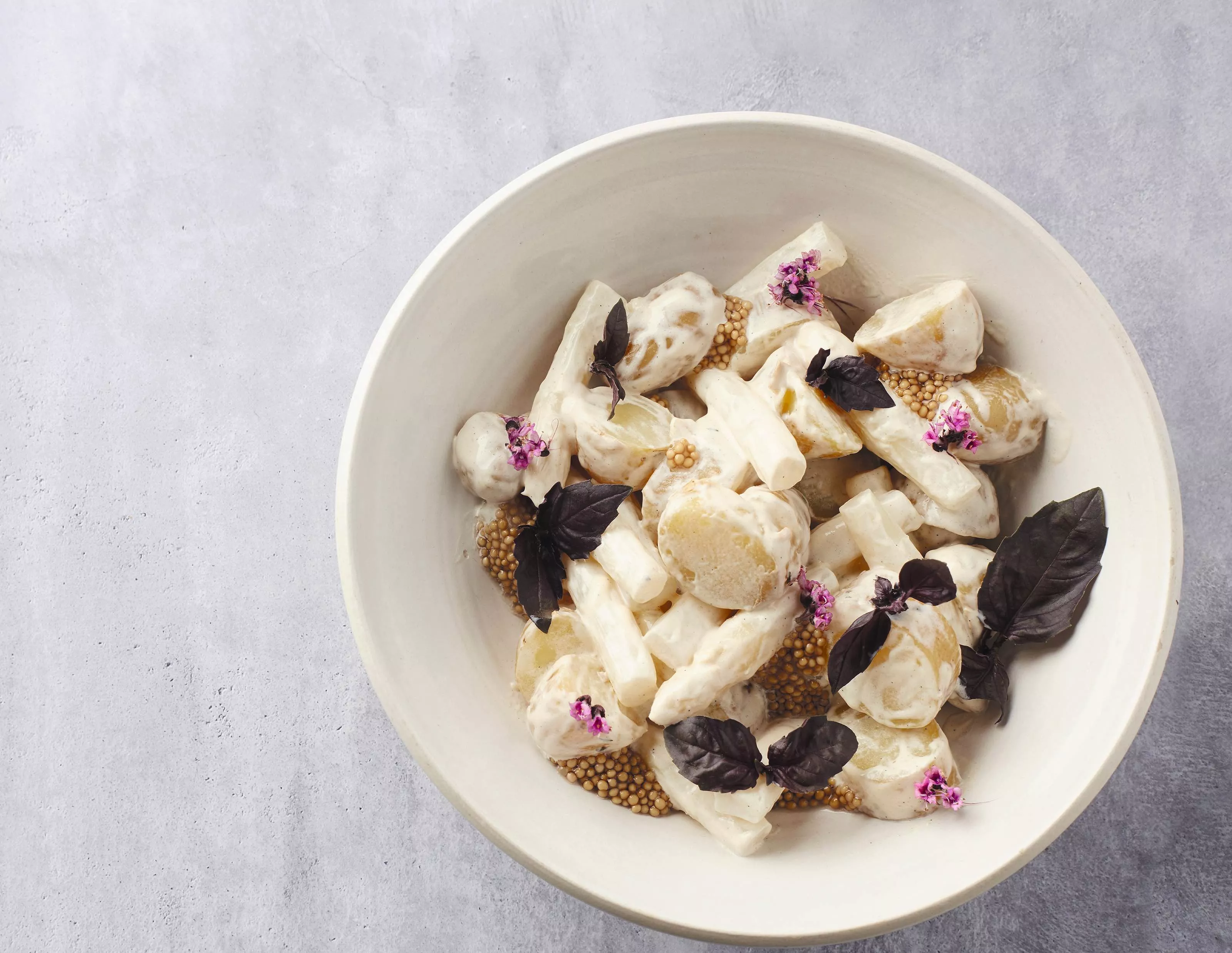 Aardappel-aspergesalade, paarse basilicum, vanille en mosterd