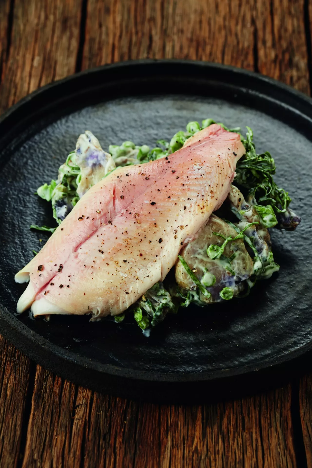 Warmgerookte forel met opperdoezersalade