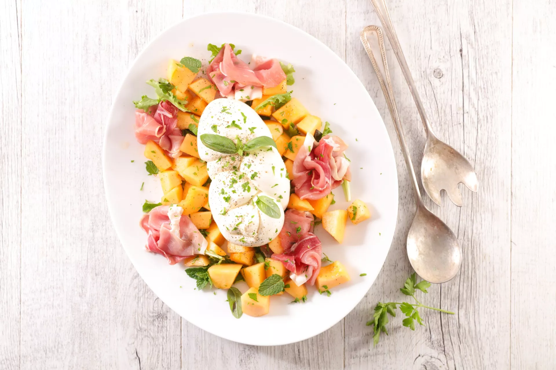 Meloensalade met parmaham en geroosterd brood
