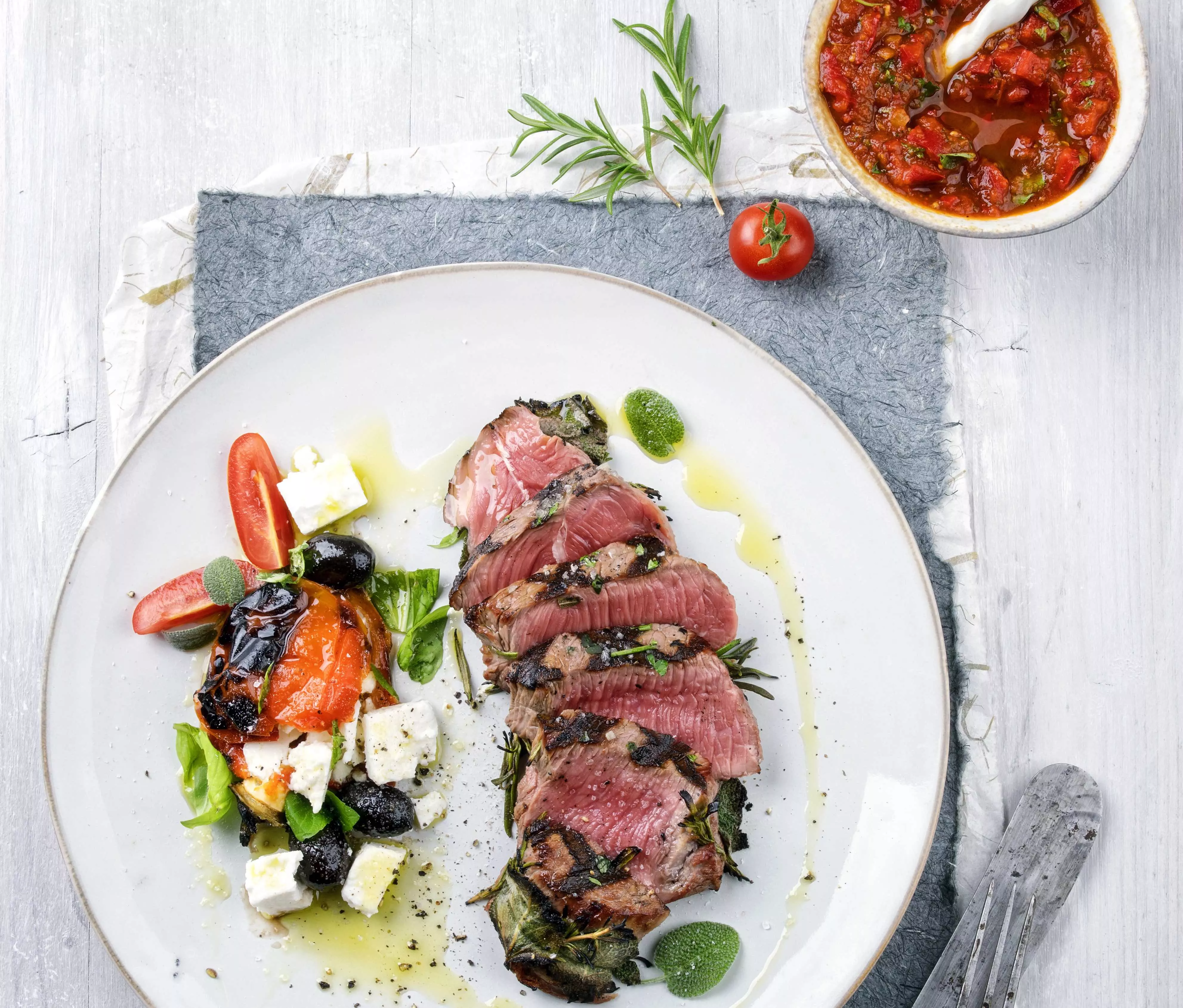 Tagliata di manzo met Parmezaanse kaas en balsamico