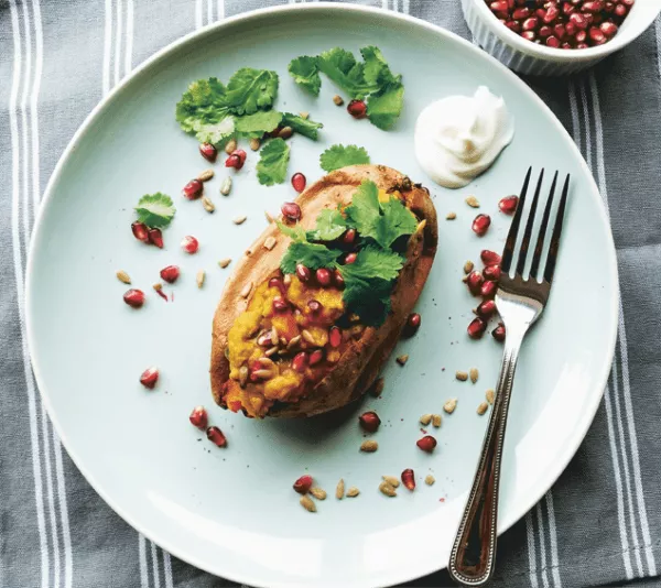Gevulde zoete aardappel met linzen, feta en granaatappel