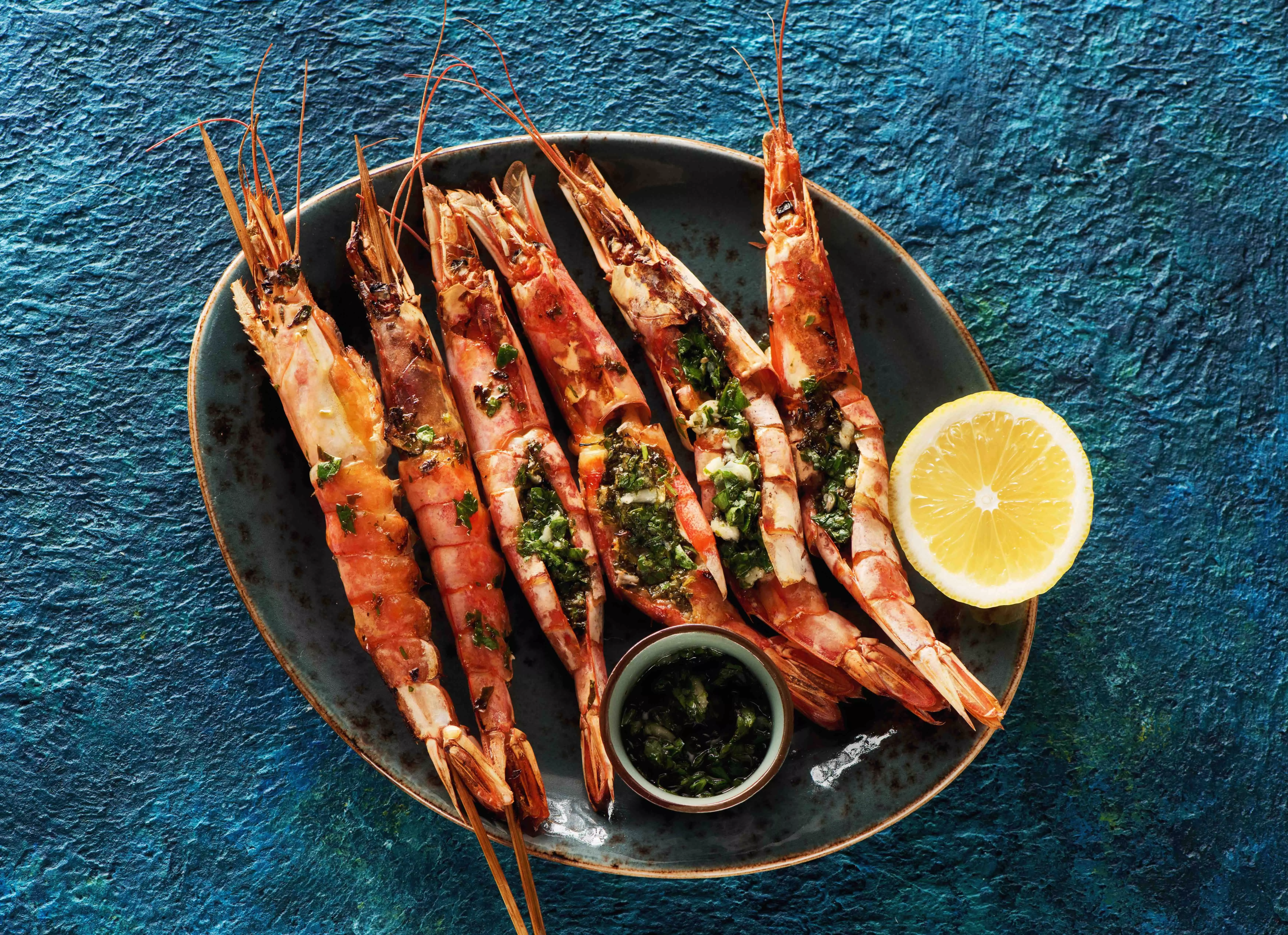 Gegrilde langoustines met een dressing van rode peper en citroen
