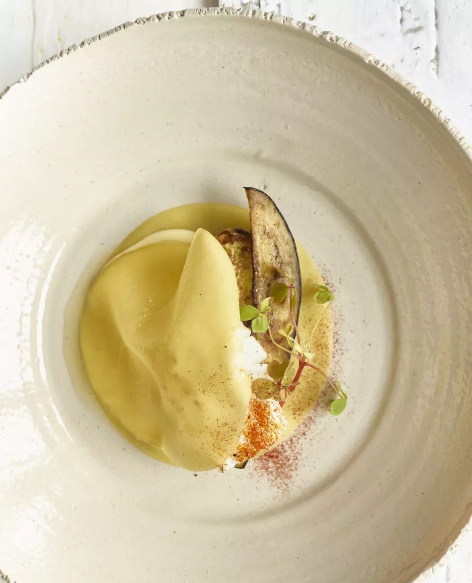 Zeekat in open ravioli, aubergine, augurk en mousseline van paprika