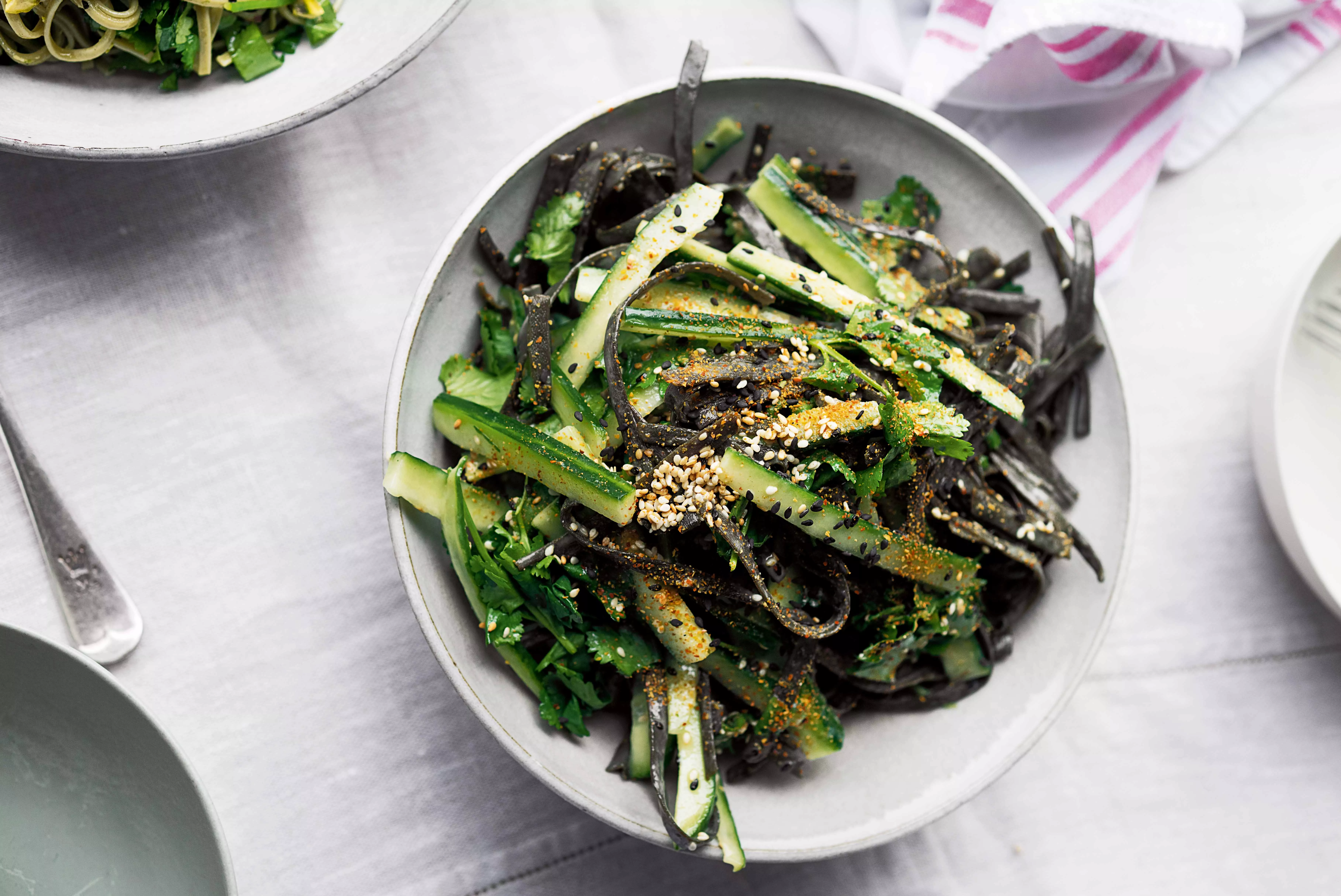 Salade van zeewierspaghetti met sesam en tahindressing