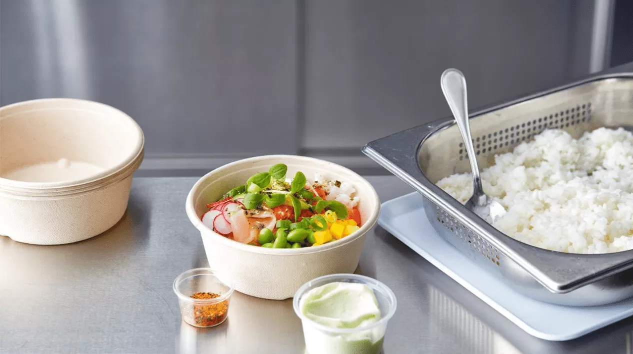 Poké bowl met zalm en wasabi mayonaise