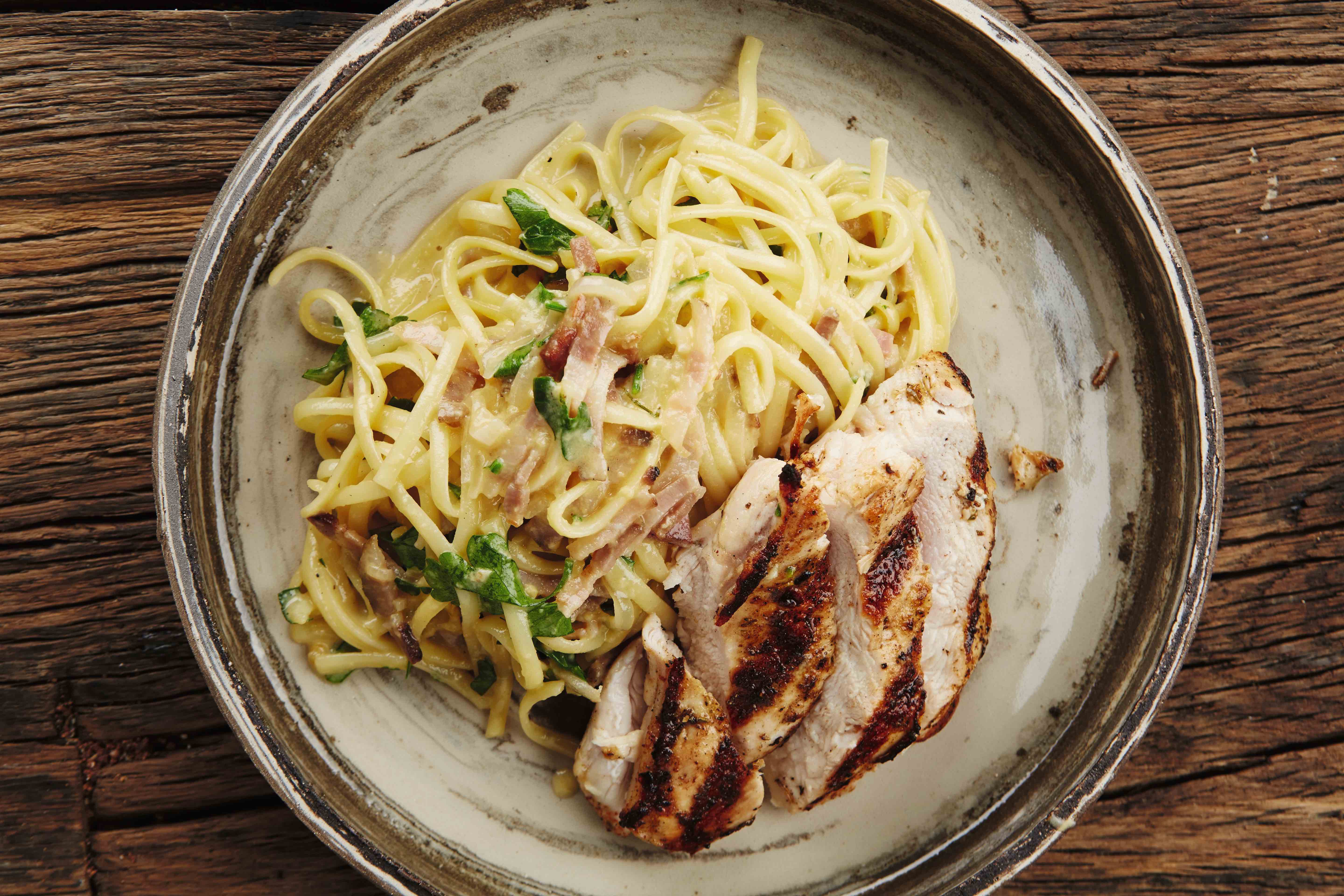 Spaghetti carbonara met licht gerookte kipfilet