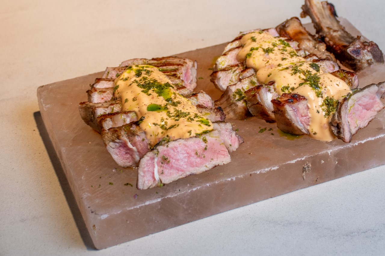 Côte à l’os van kalf met getomateerde dragon-espuma