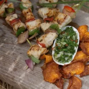 Zwaardvis met chimichurri en chips van zoete aardappel