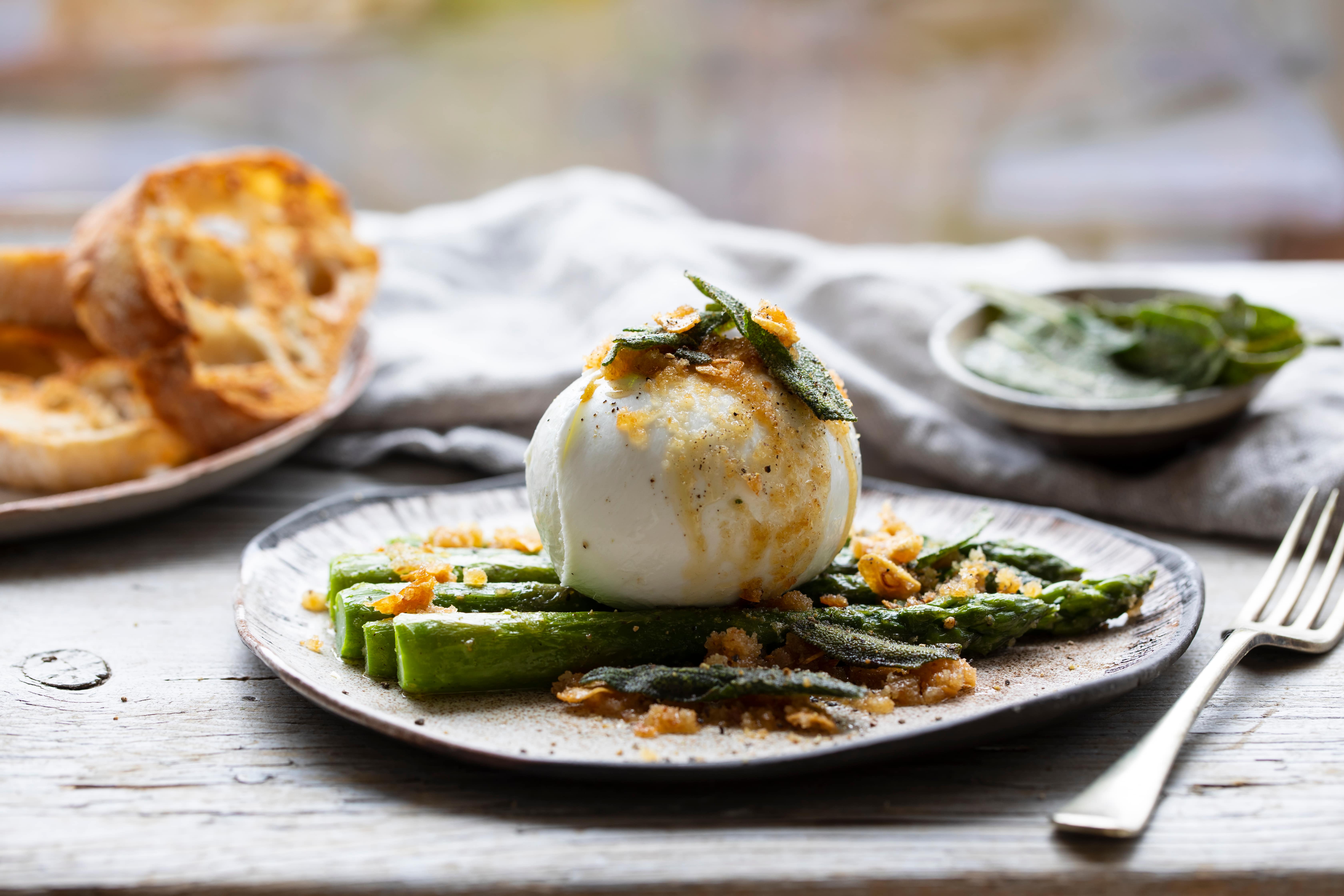 Burrata met pangrattato, salie en groene asperges