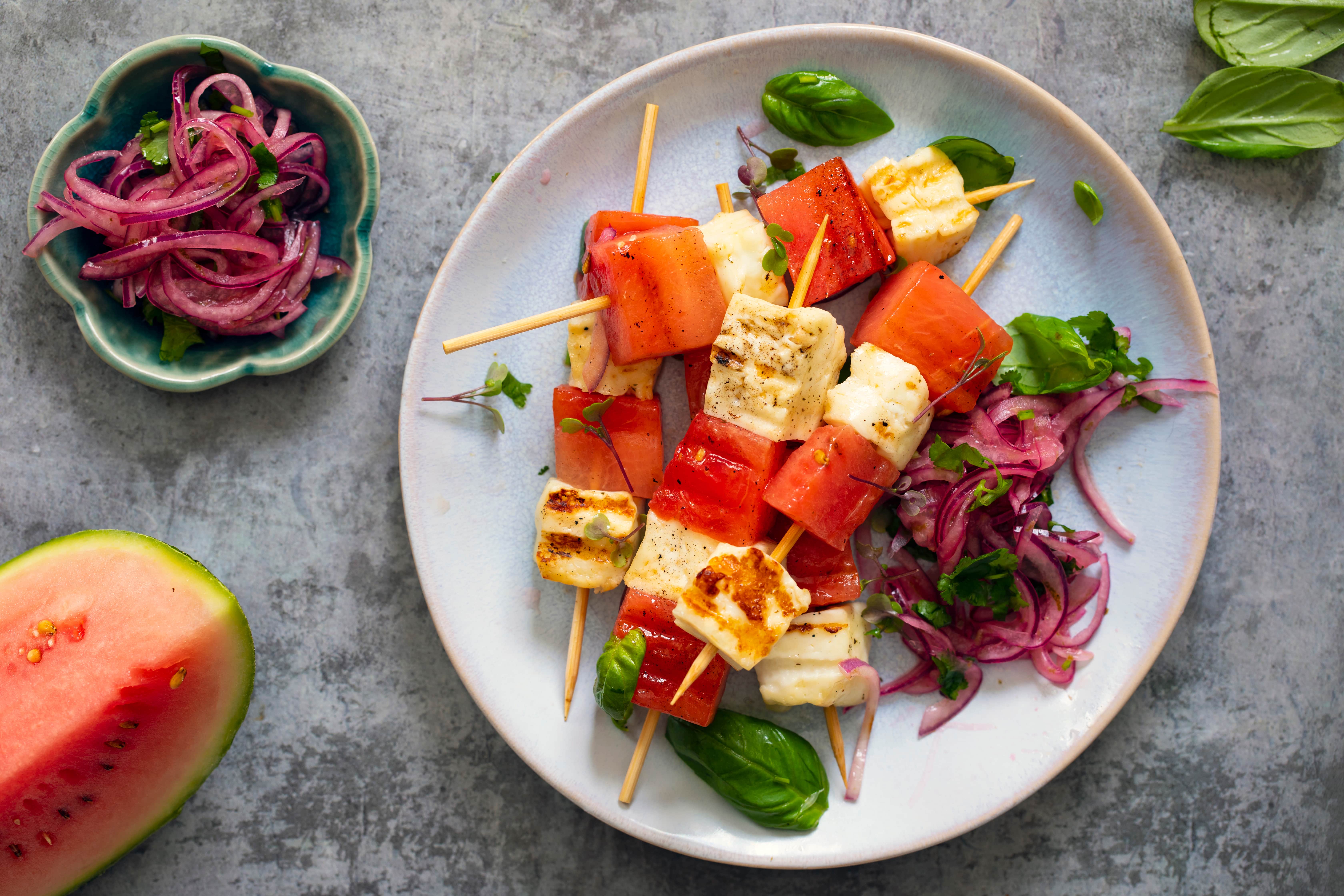 Watermeloen-halloumi spiesjes op de grill