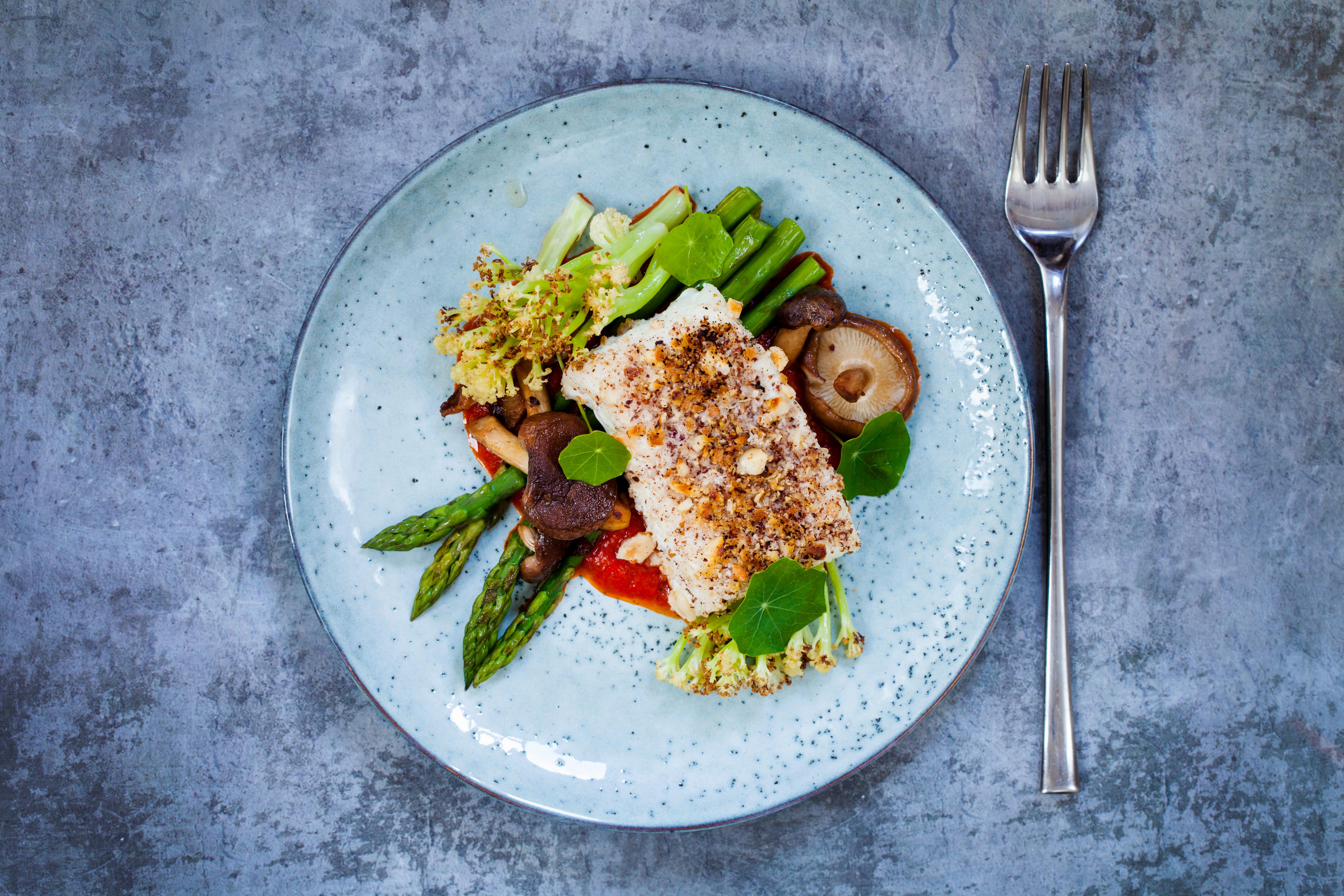 Heilbot met rode pepersaus, asperges en shiitake