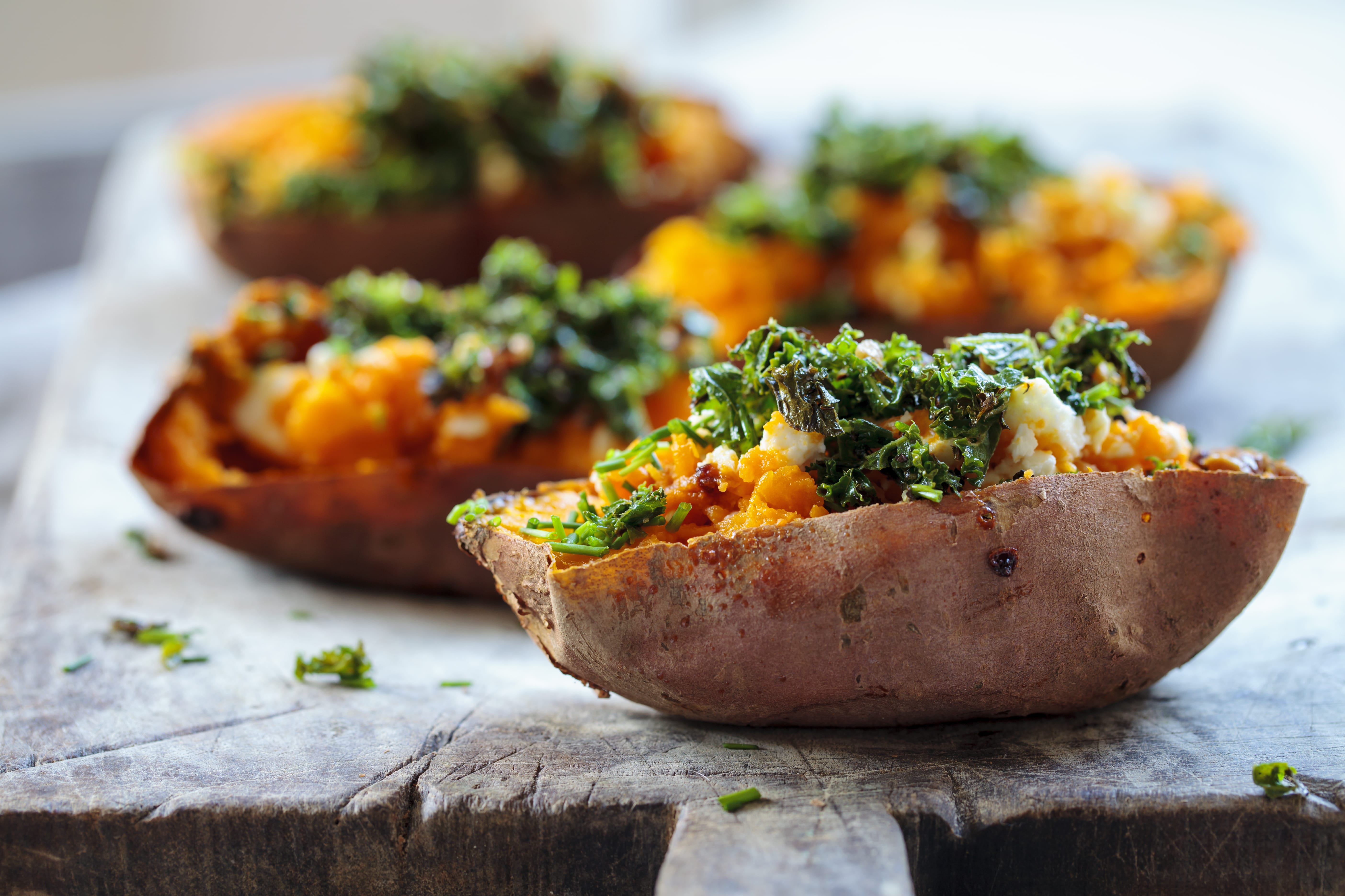 Loaded sweet potatoes met feta en knapperige boerenkool