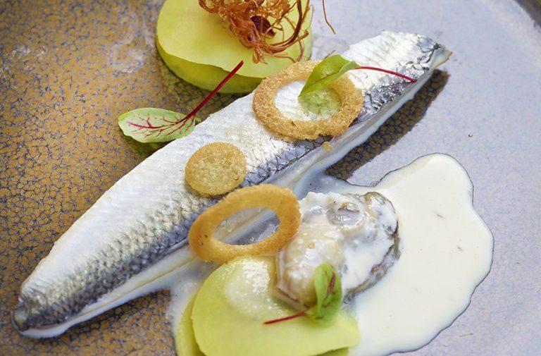 Gebakken haring, aardappelravioli van oester en duxelle van champignons
