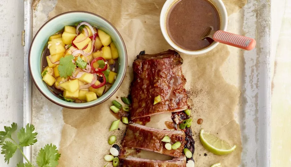 Ribbetjes Koreaanse stijl met pittige mangosalade