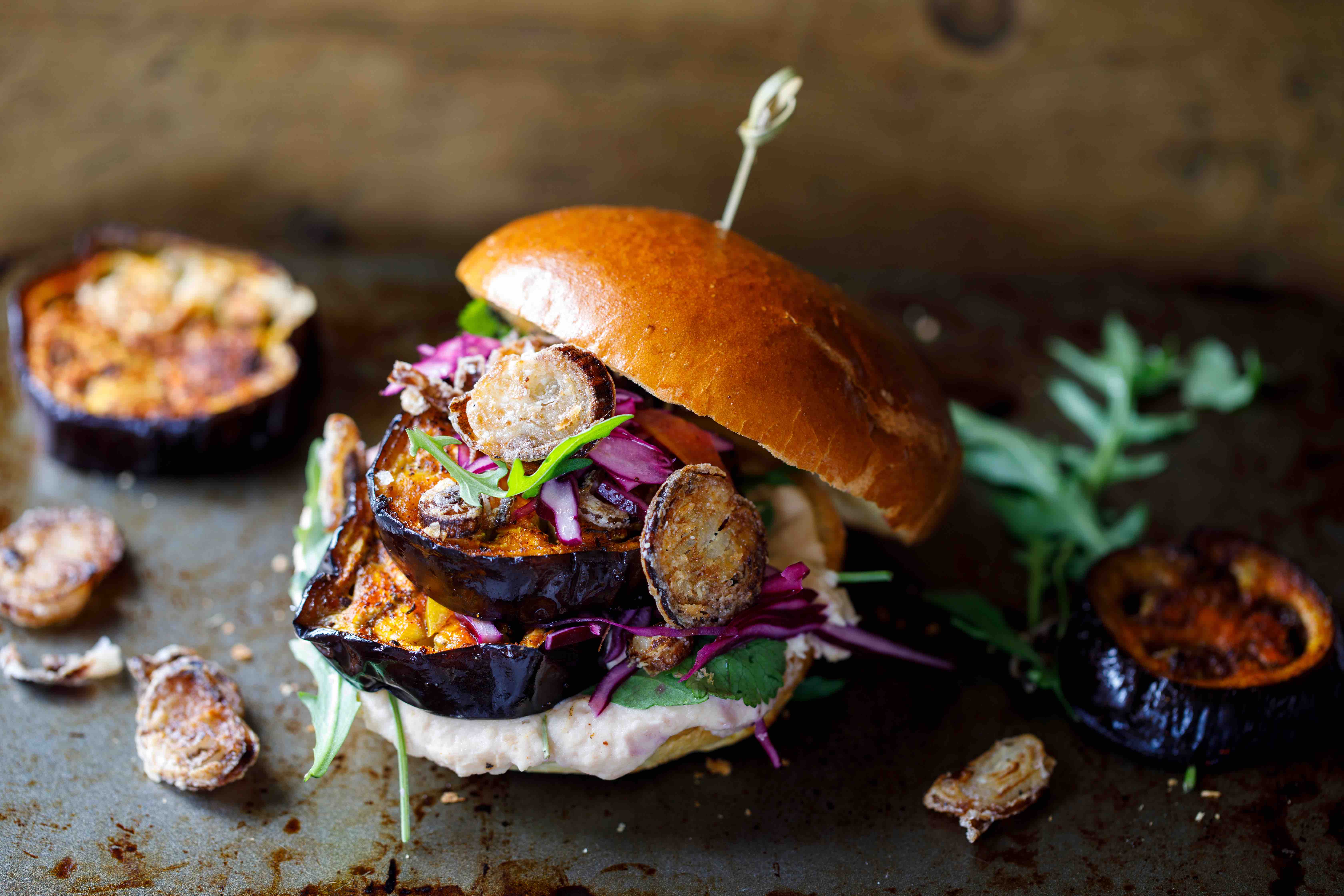 Aubergineburgers met witte bonenpuree