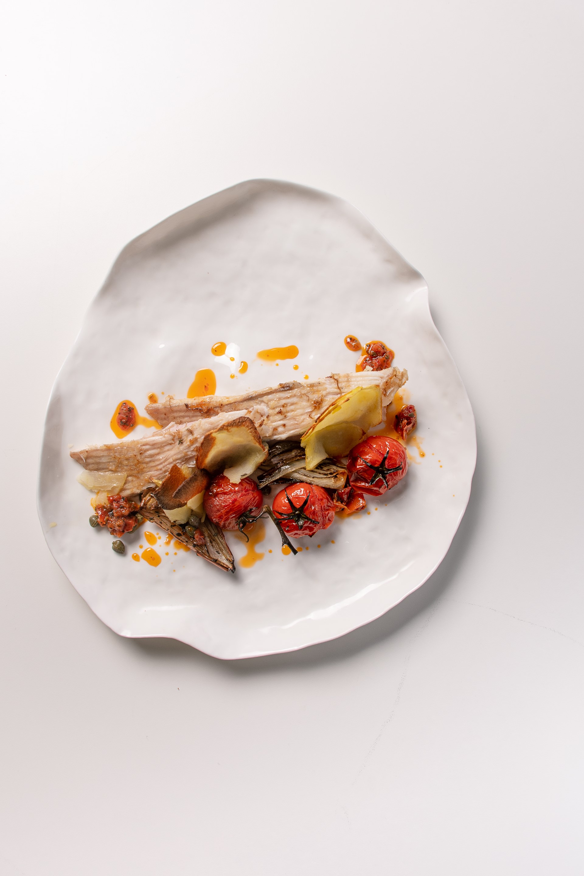 Gebakken rog met tomaat, sjalot en aardappel schijfjes