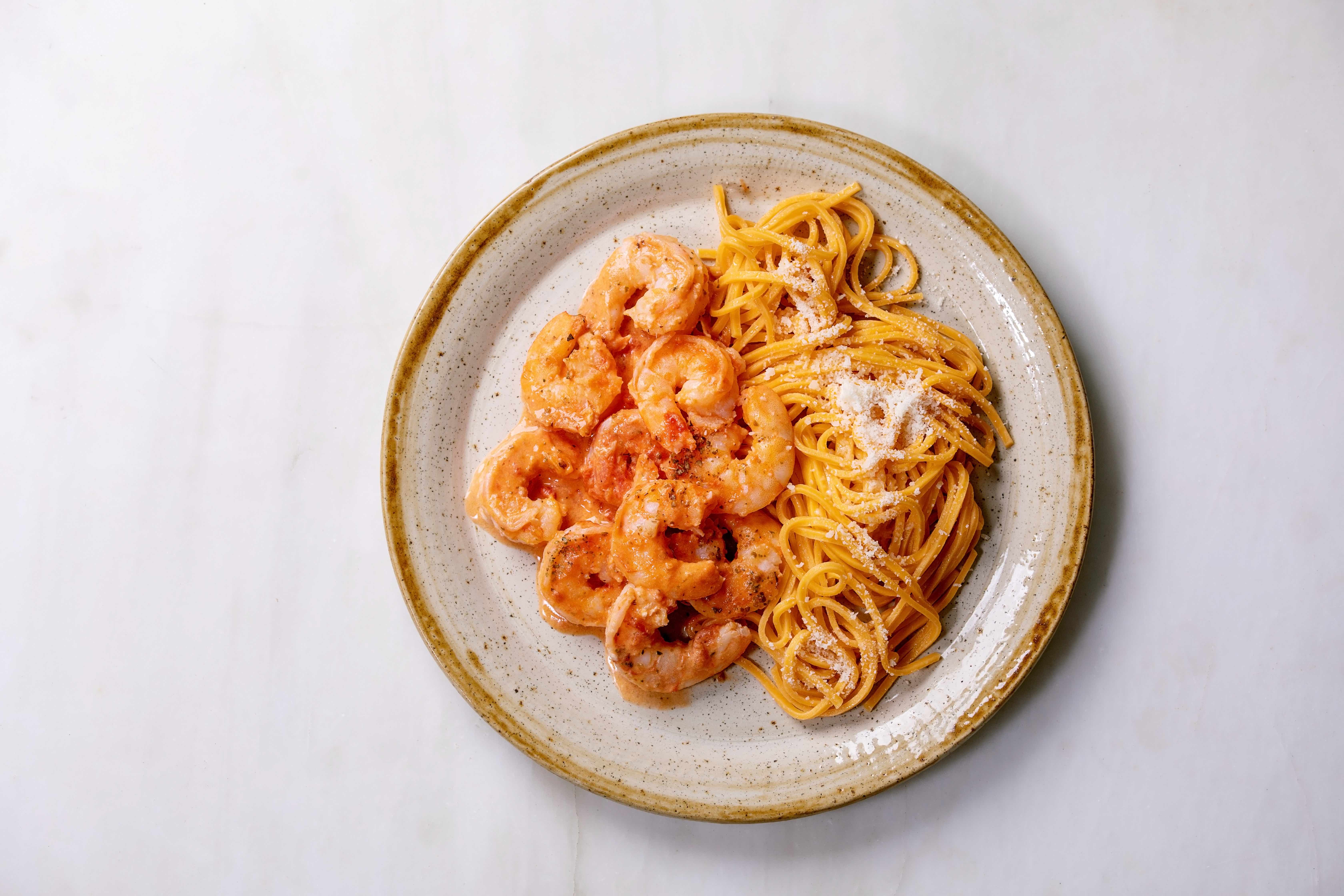 Linguine met pittige scampi in tomatenroomsaus