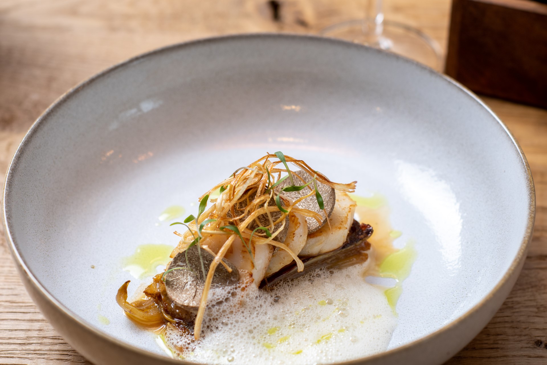 Noorse handgedoken coquilles, witloof, truffel, dragonolie, schuim van gefermenteerde witte kool